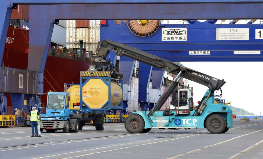 Movimentação histórica de mais de 55 milhões de toneladas de carga movimentada, o maior número de caminhões recebidos no Pátio de Triagem, maior navio de grãos já recebido, entre outros, fizeram com que os portos de Paranaguá e Antonina se destacassem no setor portuário brasileiro.