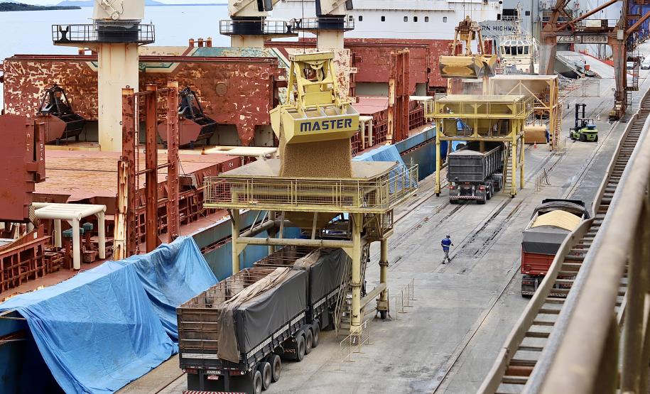 O navio Discoverer, de bandeira das Ilhas Marshall, tem 179,9 metros de comprimento por 28,4 metros de largura (boca). A embarcação tem cinco porões. A previsão de duração da operação é de cinco dias, com produtividade de 6.000 toneladas por dia, dependendo das condições meteorológicas, já que com chuva o produto não é descarregado.