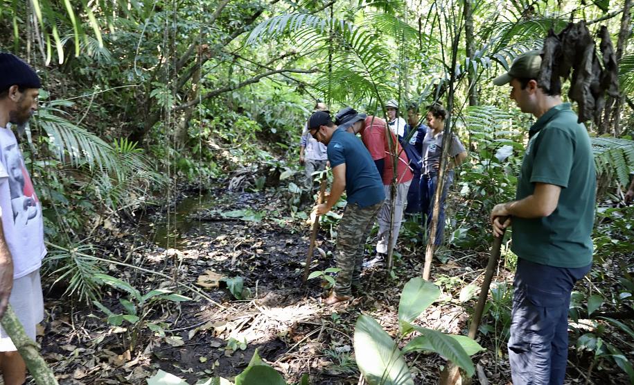 Estiagem comprometeu o abastecimento de comunidades e ilhas. Ação é realizada no âmbito de licenciamento ambiental do Porto de Paranaguá