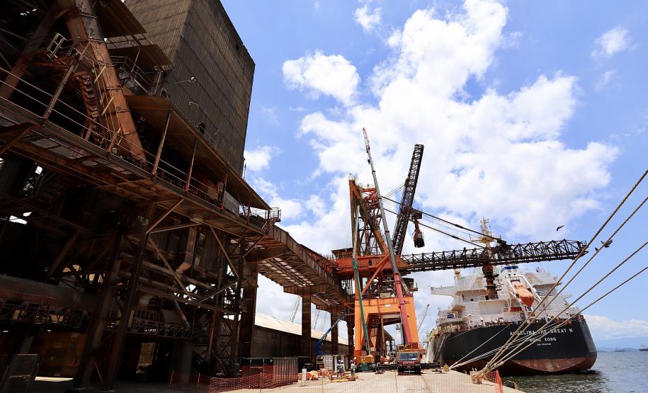 Em parceria com as associações de operadores portuários, empresa Portos do Paraná inicia manutenção corretiva e preventiva do complexo de escoamento dos grãos e farelos no Porto de Paranaguá. Foco é atender a demanda de escoamento da soja que deve se intensificar a partir do final de fevereiro.