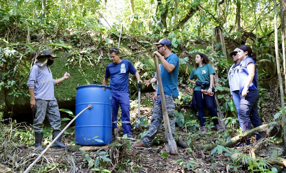 Estiagem comprometeu o abastecimento de comunidades e ilhas. Ação é realizada no âmbito de licenciamento ambiental do Porto de Paranaguá