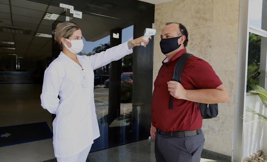 Desde março, mais de 1,2 milhões de triagens de saúde foram realizadas junto a caminhoneiros e trabalhadores no Porto de Paranaguá. Há atendimento com médicos e enfermeiros 24 horas, todos os dias, além de suprimentos como álcool em gel, máscaras, luvas, novas pias, chuveiros e serviço de desinfecção.