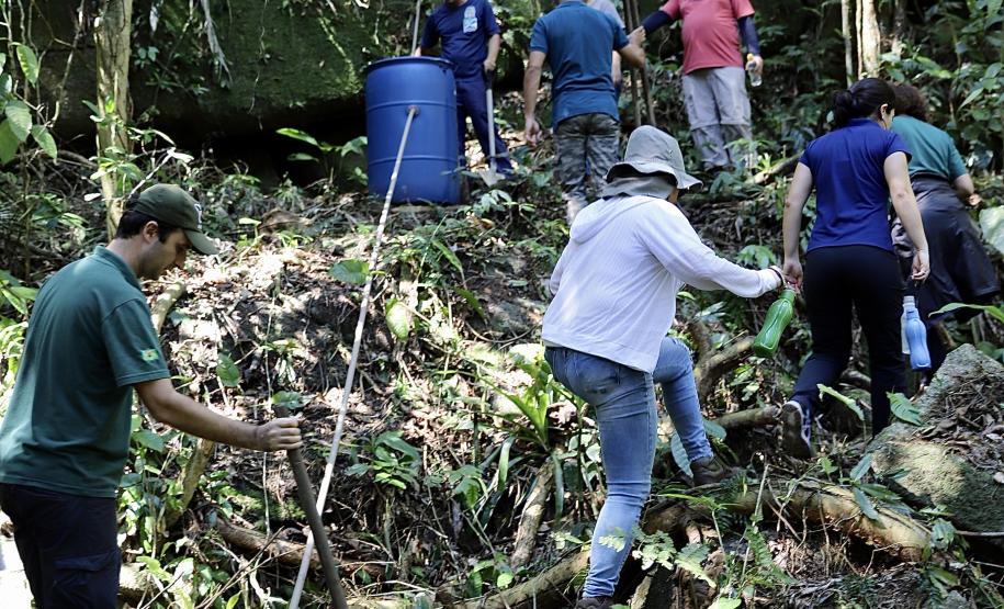 Estiagem comprometeu o abastecimento de comunidades e ilhas. Ação é realizada no âmbito de licenciamento ambiental do Porto de Paranaguá