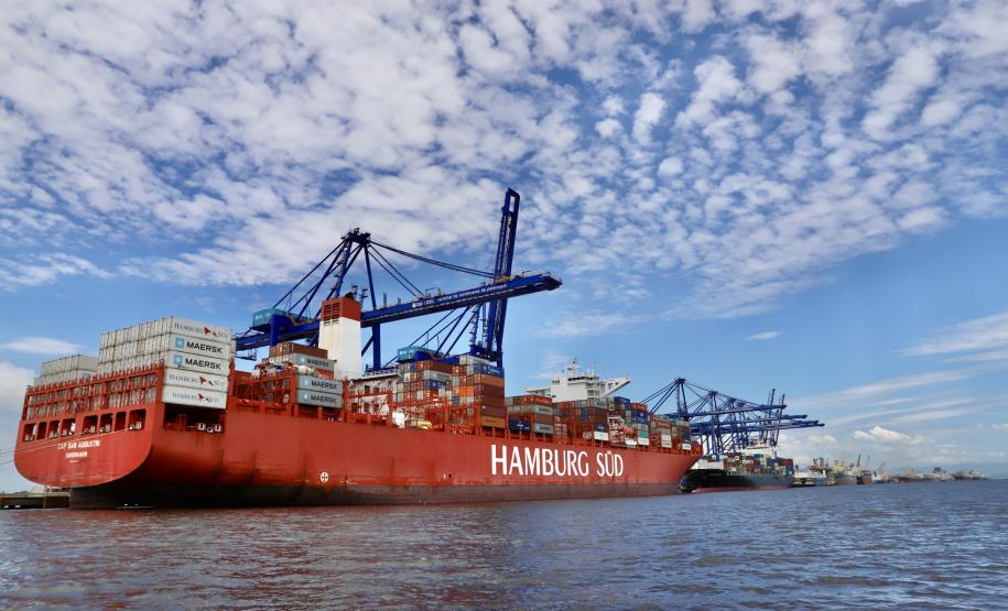 A autoridade marítima aprovou mais 30 centímetros de calado operacional, o que possibilita carregar mais 120 contêineres cheios, por navio, nos dois últimos berços a leste do cais público: 217 e 218. O aumento significa 15% mais capacidade de movimentação.