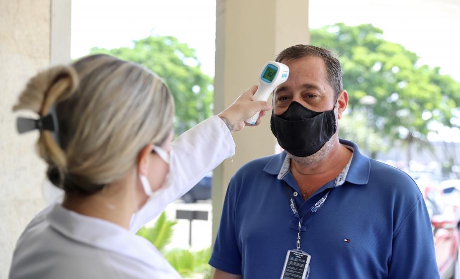 Desde março, mais de 1,2 milhões de triagens de saúde foram realizadas junto a caminhoneiros e trabalhadores no Porto de Paranaguá. Há atendimento com médicos e enfermeiros 24 horas, todos os dias, além de suprimentos como álcool em gel, máscaras, luvas, novas pias, chuveiros e serviço de desinfecção.