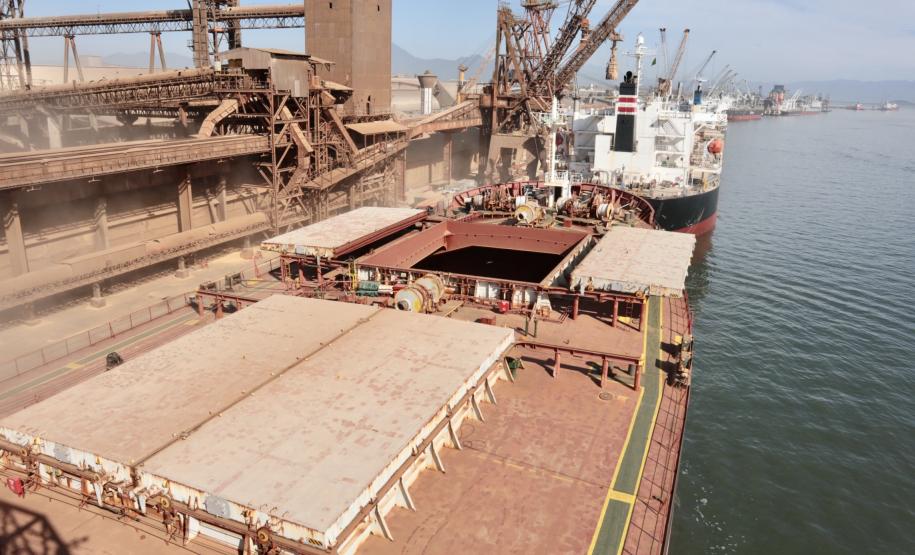 Movimentação histórica de mais de 55 milhões de toneladas de carga movimentada, o maior número de caminhões recebidos no Pátio de Triagem, maior navio de grãos já recebido, entre outros, fizeram com que os portos de Paranaguá e Antonina se destacassem no setor portuário brasileiro.