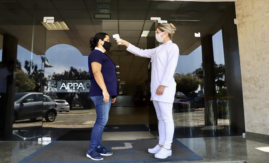 Desde março, mais de 1,2 milhões de triagens de saúde foram realizadas junto a caminhoneiros e trabalhadores no Porto de Paranaguá. Há atendimento com médicos e enfermeiros 24 horas, todos os dias, além de suprimentos como álcool em gel, máscaras, luvas, novas pias, chuveiros e serviço de desinfecção.