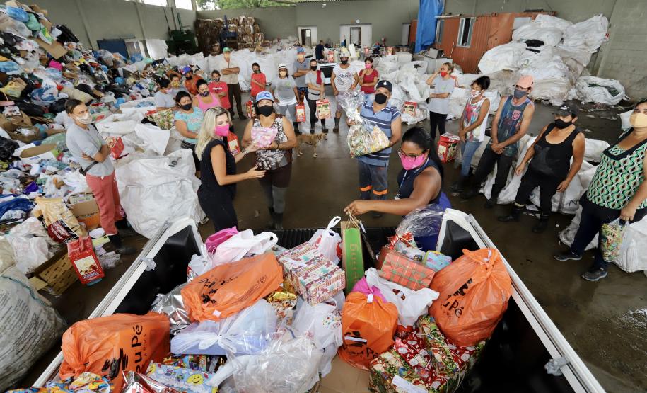 Natal Voluntário faz a alegria de 126 crianças em Paranaguá e Antonina