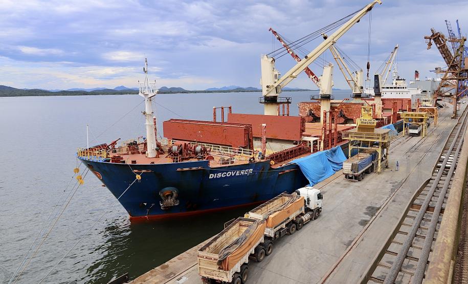 O navio Discoverer, de bandeira das Ilhas Marshall, tem 179,9 metros de comprimento por 28,4 metros de largura (boca). A embarcação tem cinco porões. A previsão de duração da operação é de cinco dias, com produtividade de 6.000 toneladas por dia, dependendo das condições meteorológicas, já que com chuva o produto não é descarregado.