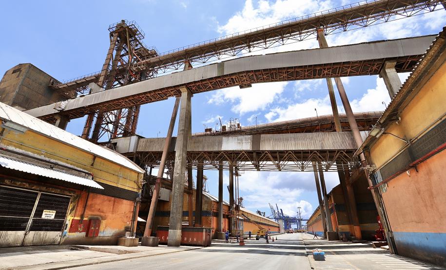 Em parceria com as associações de operadores portuários, empresa Portos do Paraná inicia manutenção corretiva e preventiva do complexo de escoamento dos grãos e farelos no Porto de Paranaguá. Foco é atender a demanda de escoamento da soja que deve se intensificar a partir do final de fevereiro.