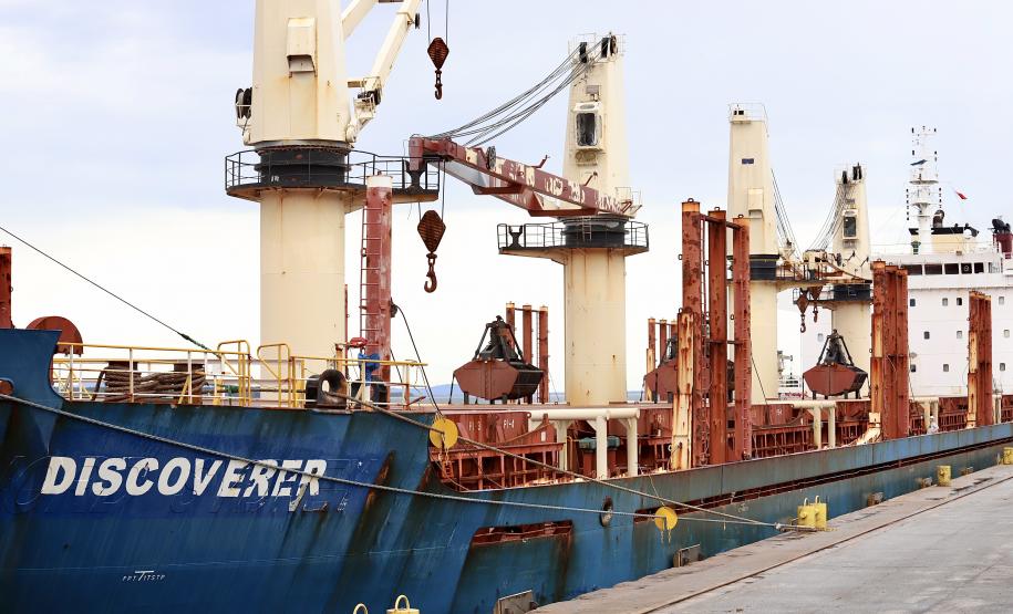 O navio Discoverer, de bandeira das Ilhas Marshall, tem 179,9 metros de comprimento por 28,4 metros de largura (boca). A embarcação tem cinco porões. A previsão de duração da operação é de cinco dias, com produtividade de 6.000 toneladas por dia, dependendo das condições meteorológicas, já que com chuva o produto não é descarregado.