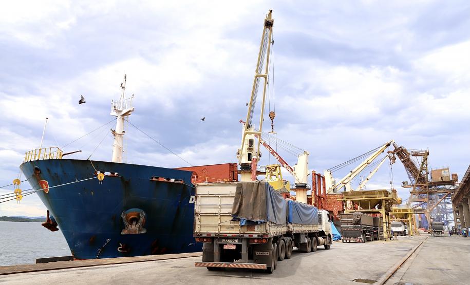 O navio Discoverer, de bandeira das Ilhas Marshall, tem 179,9 metros de comprimento por 28,4 metros de largura (boca). A embarcação tem cinco porões. A previsão de duração da operação é de cinco dias, com produtividade de 6.000 toneladas por dia, dependendo das condições meteorológicas, já que com chuva o produto não é descarregado.