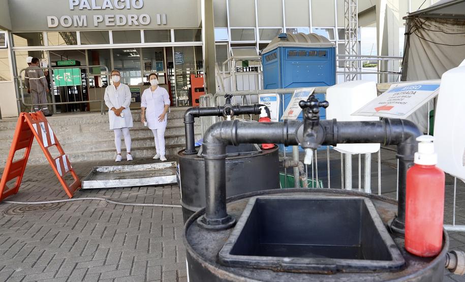 Desde março, mais de 1,2 milhões de triagens de saúde foram realizadas junto a caminhoneiros e trabalhadores no Porto de Paranaguá. Há atendimento com médicos e enfermeiros 24 horas, todos os dias, além de suprimentos como álcool em gel, máscaras, luvas, novas pias, chuveiros e serviço de desinfecção.