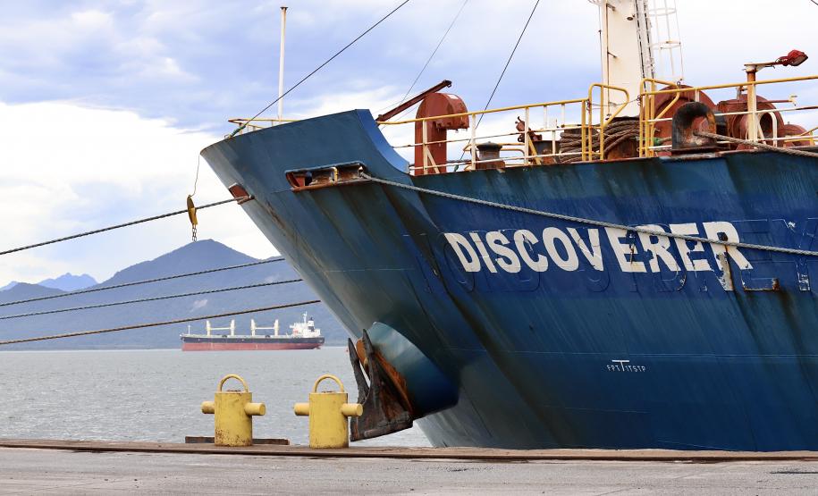 O navio Discoverer, de bandeira das Ilhas Marshall, tem 179,9 metros de comprimento por 28,4 metros de largura (boca). A embarcação tem cinco porões. A previsão de duração da operação é de cinco dias, com produtividade de 6.000 toneladas por dia, dependendo das condições meteorológicas, já que com chuva o produto não é descarregado.