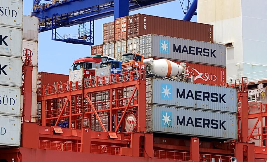 A autoridade marítima aprovou mais 30 centímetros de calado operacional, o que possibilita carregar mais 120 contêineres cheios, por navio, nos dois últimos berços a leste do cais público: 217 e 218. O aumento significa 15% mais capacidade de movimentação.