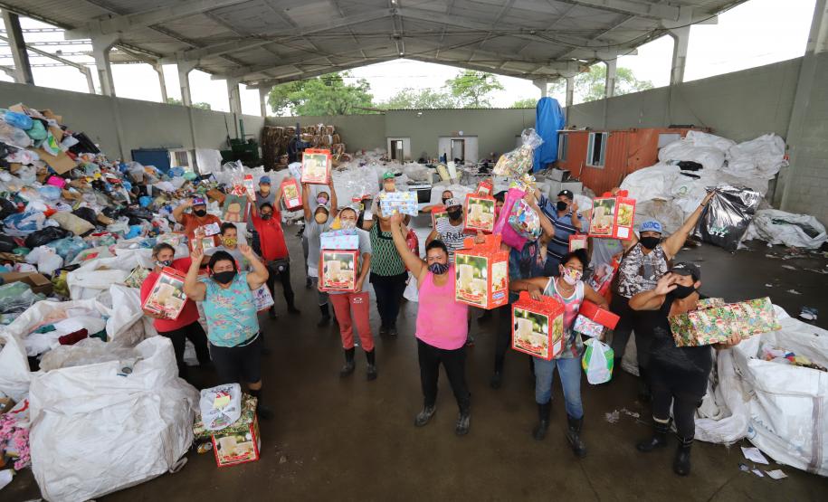 Natal Voluntário faz a alegria de 126 crianças em Paranaguá e Antonina