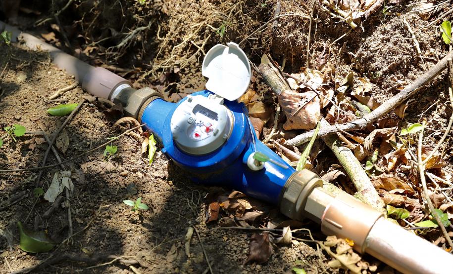 Estiagem comprometeu o abastecimento de comunidades e ilhas. Ação é realizada no âmbito de licenciamento ambiental do Porto de Paranaguá