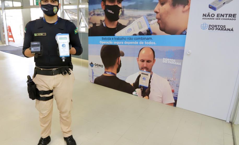 Em todos os turnos, as pessoas que acessam a faixa podem ser sorteadas, de forma eletrônica, a passar pelo teste que verifica o nível de álcool. O profissional não é obrigado a fazer o teste, mas, ao recusar-se, não acessará a faixa portuária.