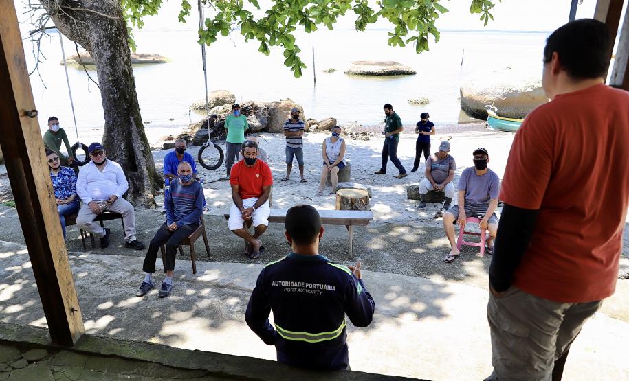 Estiagem comprometeu o abastecimento de comunidades e ilhas. Ação é realizada no âmbito de licenciamento ambiental do Porto de Paranaguá