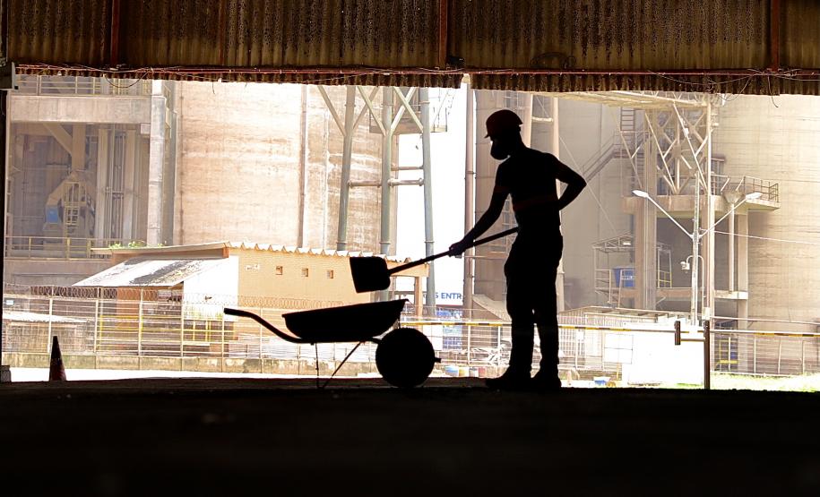 Em parceria com as associações de operadores portuários, empresa Portos do Paraná inicia manutenção corretiva e preventiva do complexo de escoamento dos grãos e farelos no Porto de Paranaguá. Foco é atender a demanda de escoamento da soja que deve se intensificar a partir do final de fevereiro.