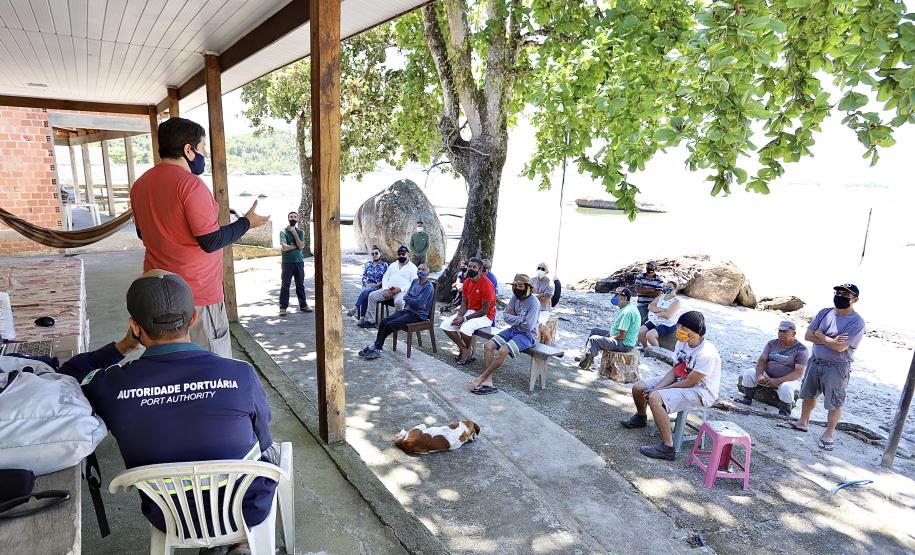 Estiagem comprometeu o abastecimento de comunidades e ilhas. Ação é realizada no âmbito de licenciamento ambiental do Porto de Paranaguá
