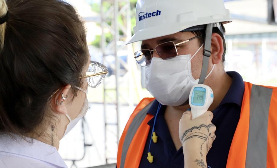 Desde março, mais de 1,2 milhões de triagens de saúde foram realizadas junto a caminhoneiros e trabalhadores no Porto de Paranaguá. Há atendimento com médicos e enfermeiros 24 horas, todos os dias, além de suprimentos como álcool em gel, máscaras, luvas, novas pias, chuveiros e serviço de desinfecção.