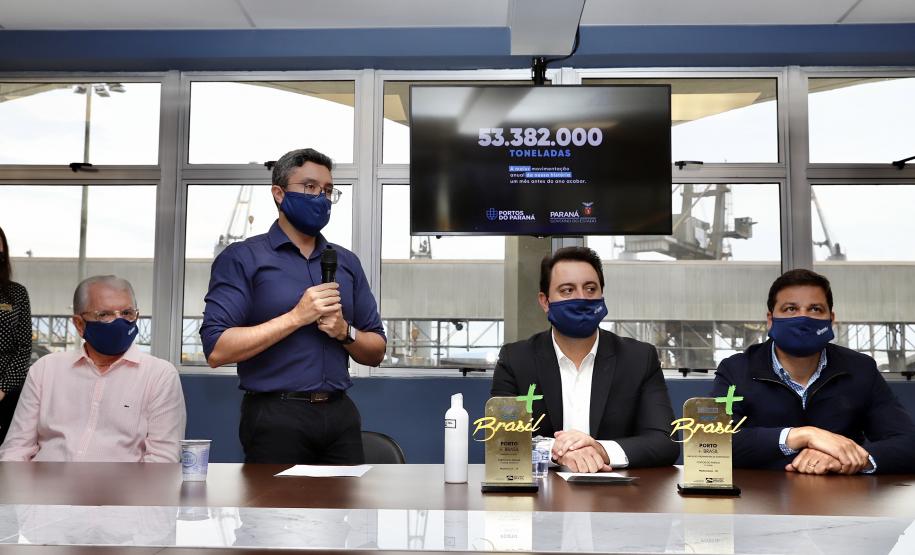 Movimentação histórica de mais de 55 milhões de toneladas de carga movimentada, o maior número de caminhões recebidos no Pátio de Triagem, maior navio de grãos já recebido, entre outros, fizeram com que os portos de Paranaguá e Antonina se destacassem no setor portuário brasileiro.