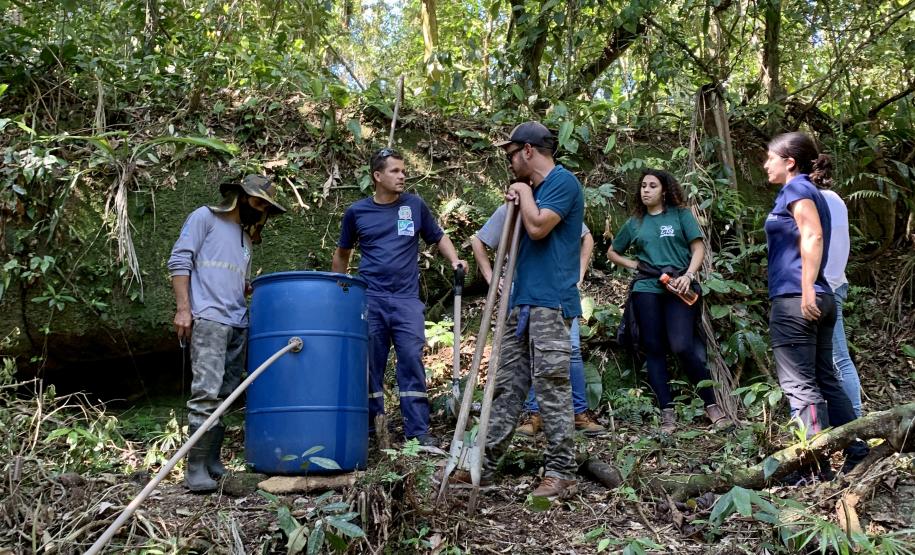 Através do programa de Educação Ambiental, a empresa pública Portos do Paraná está apoiando a gestão de abastecimento de água nas comunidades ilhadas da baia de Paranaguá, que estão na área de influência do porto. Segundo João Paulo Santana, diretor de Meio Ambiente da Portos do Paraná, “o apoio se dá em parceria com a prefeitura municipal de Paranaguá, representada pela Secretaria de Agricultura e Pesca, e pela CAGEPAR -  Central de Água, Esgoto e Serviços Concedidos do Litoral do Paraná.  “Com a estiagem