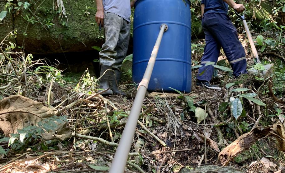 Através do programa de Educação Ambiental, a empresa pública Portos do Paraná está apoiando a gestão de abastecimento de água nas comunidades ilhadas da baia de Paranaguá, que estão na área de influência do porto. Segundo João Paulo Santana, diretor de Meio Ambiente da Portos do Paraná, “o apoio se dá em parceria com a prefeitura municipal de Paranaguá, representada pela Secretaria de Agricultura e Pesca, e pela CAGEPAR -  Central de Água, Esgoto e Serviços Concedidos do Litoral do Paraná.  “Com a estiagem