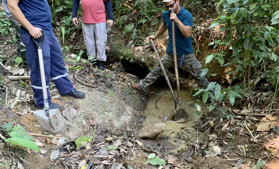 Através do programa de Educação Ambiental, a empresa pública Portos do Paraná está apoiando a gestão de abastecimento de água nas comunidades ilhadas da baia de Paranaguá, que estão na área de influência do porto. Segundo João Paulo Santana, diretor de Meio Ambiente da Portos do Paraná, “o apoio se dá em parceria com a prefeitura municipal de Paranaguá, representada pela Secretaria de Agricultura e Pesca, e pela CAGEPAR -  Central de Água, Esgoto e Serviços Concedidos do Litoral do Paraná.  “Com a estiagem