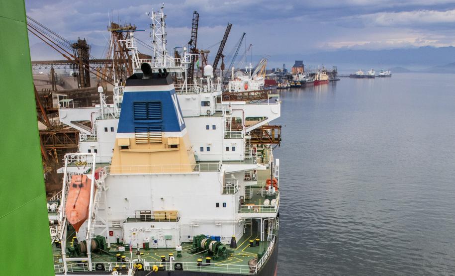 Movimentação histórica de mais de 55 milhões de toneladas de carga movimentada, o maior número de caminhões recebidos no Pátio de Triagem, maior navio de grãos já recebido, entre outros, fizeram com que os portos de Paranaguá e Antonina se destacassem no setor portuário brasileiro.