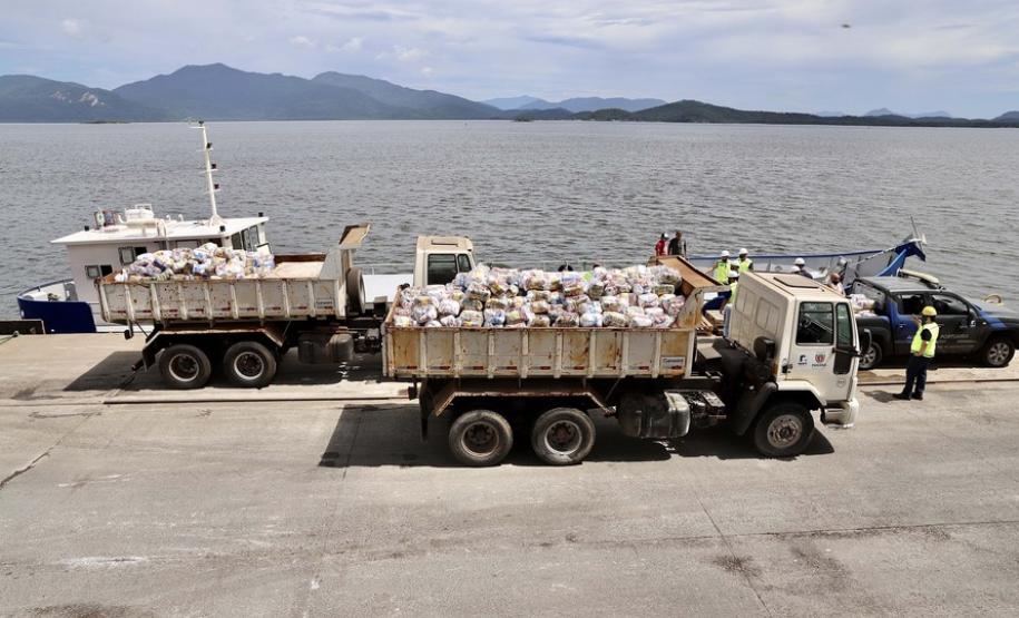 A empresa pública, em parceria com a Defesa Civil, entregou às comunidades isoladas 3.571 cestas básicas em 2020. São cerca de 60 toneladas de alimentos transportados em logística que envolveu dezenas de barcos e pessoas.
