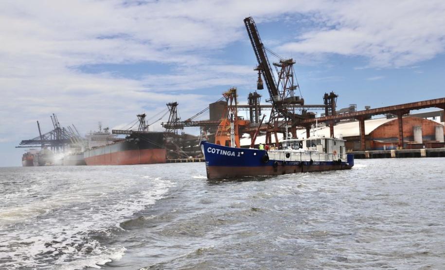 A empresa pública, em parceria com a Defesa Civil, entregou às comunidades isoladas 3.571 cestas básicas em 2020. São cerca de 60 toneladas de alimentos transportados em logística que envolveu dezenas de barcos e pessoas.