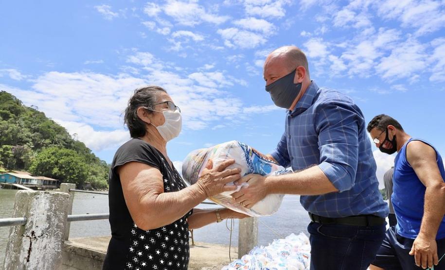 A empresa pública, em parceria com a Defesa Civil, entregou às comunidades isoladas 3.571 cestas básicas em 2020. São cerca de 60 toneladas de alimentos transportados em logística que envolveu dezenas de barcos e pessoas.