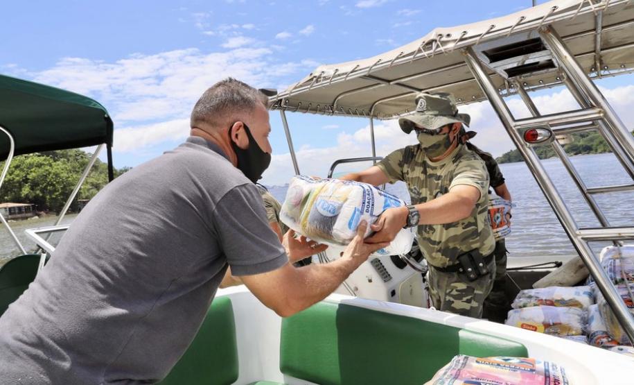 A empresa pública, em parceria com a Defesa Civil, entregou às comunidades isoladas 3.571 cestas básicas em 2020. São cerca de 60 toneladas de alimentos transportados em logística que envolveu dezenas de barcos e pessoas.