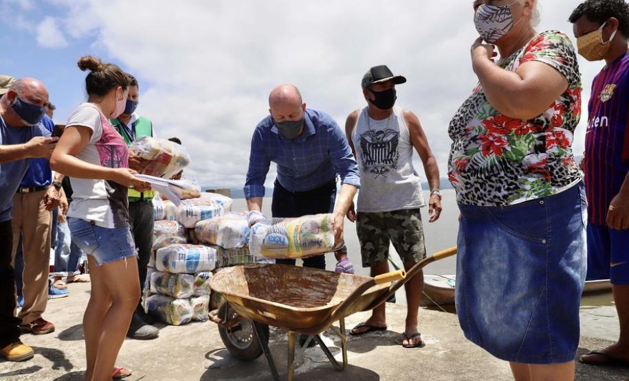 A empresa pública, em parceria com a Defesa Civil, entregou às comunidades isoladas 3.571 cestas básicas em 2020. São cerca de 60 toneladas de alimentos transportados em logística que envolveu dezenas de barcos e pessoas.