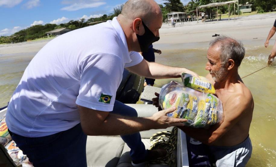 A empresa pública, em parceria com a Defesa Civil, entregou às comunidades isoladas 3.571 cestas básicas em 2020. São cerca de 60 toneladas de alimentos transportados em logística que envolveu dezenas de barcos e pessoas.