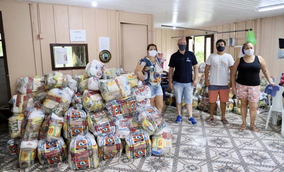 A empresa pública, em parceria com a Defesa Civil, entregou às comunidades isoladas 3.571 cestas básicas em 2020. São cerca de 60 toneladas de alimentos transportados em logística que envolveu dezenas de barcos e pessoas.