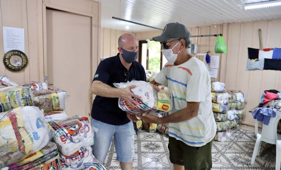 A empresa pública, em parceria com a Defesa Civil, entregou às comunidades isoladas 3.571 cestas básicas em 2020. São cerca de 60 toneladas de alimentos transportados em logística que envolveu dezenas de barcos e pessoas.