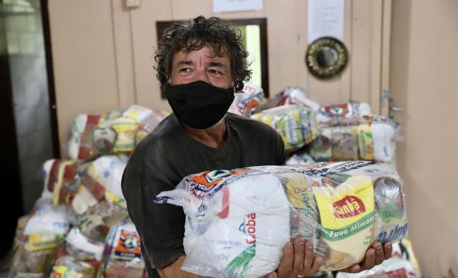 A empresa pública, em parceria com a Defesa Civil, entregou às comunidades isoladas 3.571 cestas básicas em 2020. São cerca de 60 toneladas de alimentos transportados em logística que envolveu dezenas de barcos e pessoas.