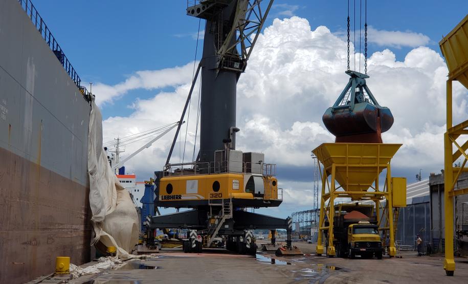 Com os dados do mês de novembro consolidados, os Portos do Paraná completam 53.561.238 toneladas movimentadas nos 11 meses de 2020. O volume é 9% maior que o alcançado no mesmo período de 2019 e 0,36% maior que o registrado durante todo o ano passado.