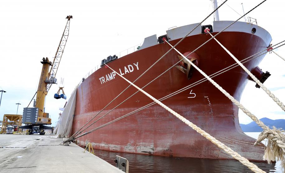 Navios maiores poderão atracar no cais comercial do porto de Paranaguá trazendo uma carga e se habilitar para retornar com a soja do Corredor de Exportação. Ensaio foi com a embarcação Tramp Lady, que descarregou de 41.748 toneladas de fertilizante.
