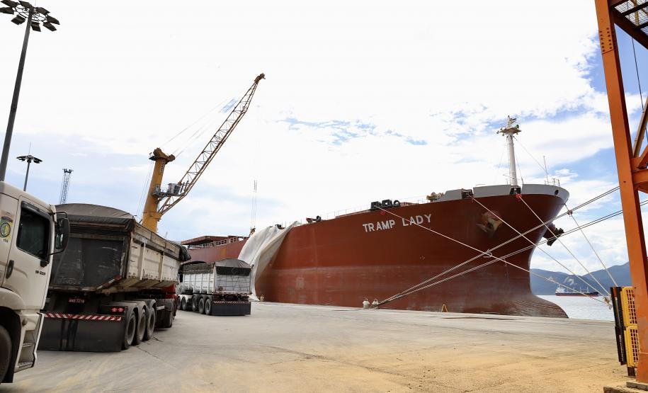 Navios maiores poderão atracar no cais comercial do porto de Paranaguá trazendo uma carga e se habilitar para retornar com a soja do Corredor de Exportação. Ensaio foi com a embarcação Tramp Lady, que descarregou de 41.748 toneladas de fertilizante.