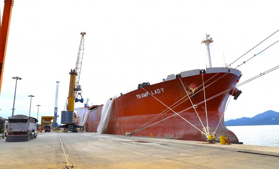 Navios maiores poderão atracar no cais comercial do porto de Paranaguá trazendo uma carga e se habilitar para retornar com a soja do Corredor de Exportação. Ensaio foi com a embarcação Tramp Lady, que descarregou de 41.748 toneladas de fertilizante.