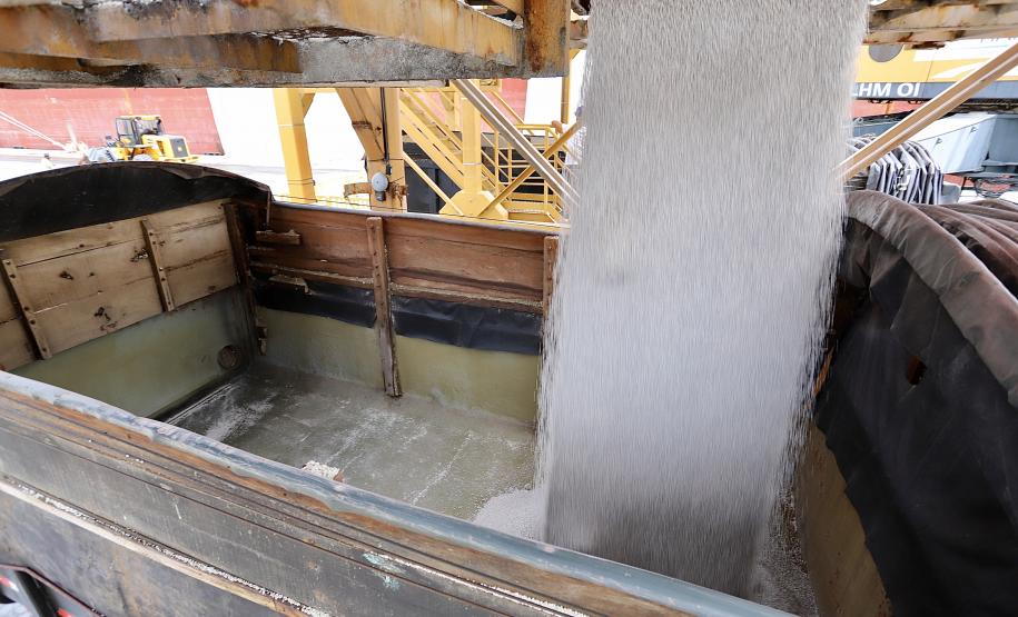 Navios maiores poderão atracar no cais comercial do porto de Paranaguá trazendo uma carga e se habilitar para retornar com a soja do Corredor de Exportação. Ensaio foi com a embarcação Tramp Lady, que descarregou de 41.748 toneladas de fertilizante.