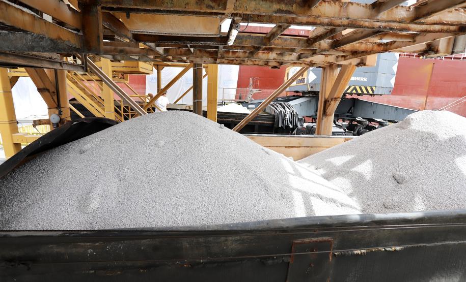 Navios maiores poderão atracar no cais comercial do porto de Paranaguá trazendo uma carga e se habilitar para retornar com a soja do Corredor de Exportação. Ensaio foi com a embarcação Tramp Lady, que descarregou de 41.748 toneladas de fertilizante.