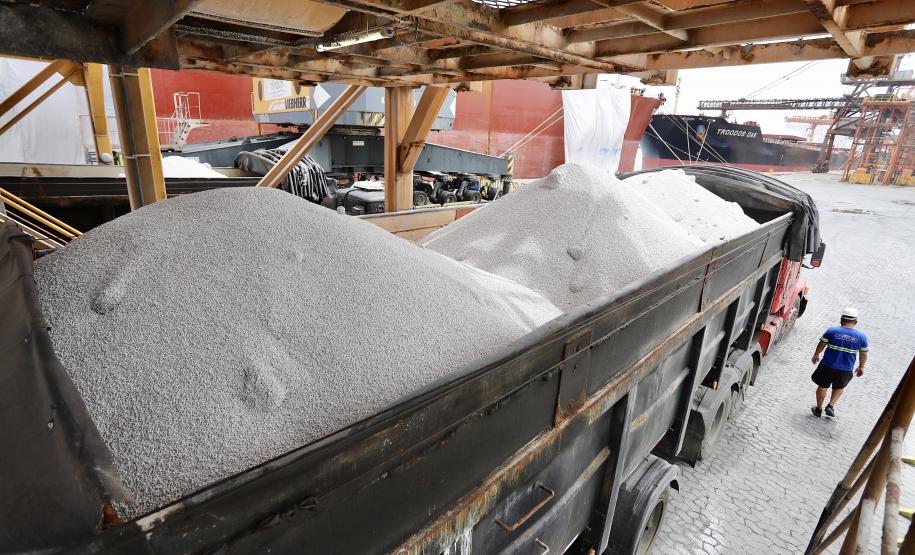 Navios maiores poderão atracar no cais comercial do porto de Paranaguá trazendo uma carga e se habilitar para retornar com a soja do Corredor de Exportação. Ensaio foi com a embarcação Tramp Lady, que descarregou de 41.748 toneladas de fertilizante.