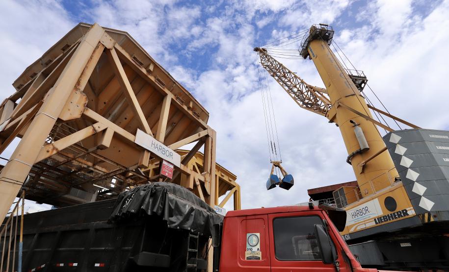 Navios maiores poderão atracar no cais comercial do porto de Paranaguá trazendo uma carga e se habilitar para retornar com a soja do Corredor de Exportação. Ensaio foi com a embarcação Tramp Lady, que descarregou de 41.748 toneladas de fertilizante.