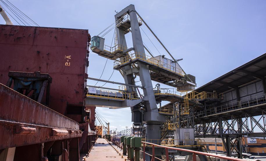 Números divulgados pela empresa pública Portos do Paraná mostram alta de 8% em relação ao recorde anterior (de 2019) e confirmam o melhor ano das exportações paranaenses. Compartilhar