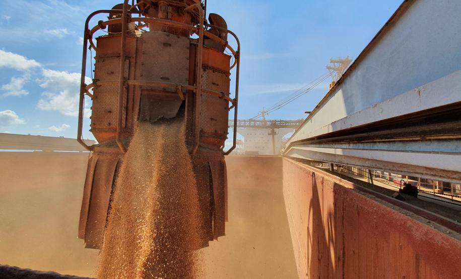 Números divulgados pela empresa pública Portos do Paraná mostram alta de 8% em relação ao recorde anterior (de 2019) e confirmam o melhor ano das exportações paranaenses. Compartilhar